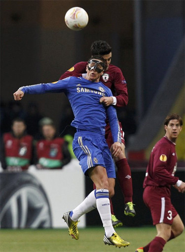 Torres tỏ ra rất duyên với mành lưới của Rubin. Torres tỏ ra rất duyên với mành lưới của Rubin