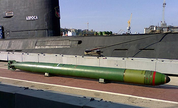 Ngư lôi СЭТ-65 cắt bổ và chuẩn bị lắp lên tầu ngầm