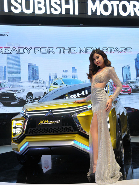 Bỏng mắt với dàn chân dài quyến rũ tại triển lãm ô tô VN 2017 ảnh 6