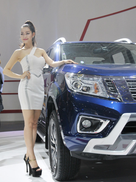 Bỏng mắt với dàn chân dài quyến rũ tại triển lãm ô tô VN 2017 ảnh 3