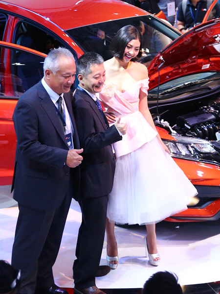 Người đẹp biển Đào Thị Hà nóng bỏng cạnh xế hộp ảnh 5