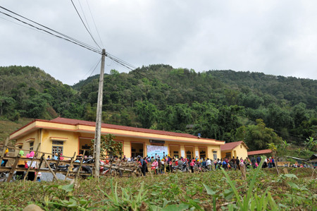 Cùng Hoa hậu Ngọc Hân thiện nguyện nơi lũ quét cuốn kinh hoàng ảnh 6