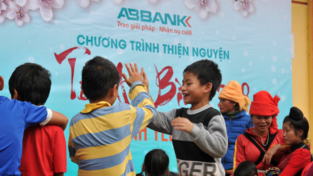 Cùng Hoa hậu Ngọc Hân thiện nguyện nơi lũ quét cuốn kinh hoàng ảnh 9