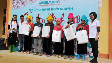 Cùng Hoa hậu Ngọc Hân thiện nguyện nơi lũ quét cuốn kinh hoàng ảnh 15