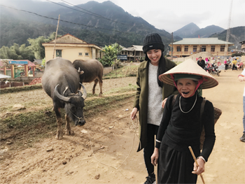 Cùng Hoa hậu Ngọc Hân thiện nguyện nơi lũ quét cuốn kinh hoàng ảnh 14