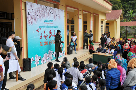 Cùng Hoa hậu Ngọc Hân thiện nguyện nơi lũ quét cuốn kinh hoàng ảnh 8