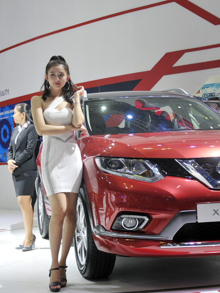 Bỏng mắt với dàn chân dài quyến rũ tại triển lãm ô tô VN 2017 ảnh 2