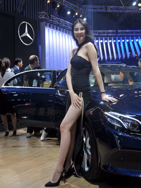 Bỏng mắt với dàn chân dài quyến rũ tại triển lãm ô tô VN 2017 ảnh 8