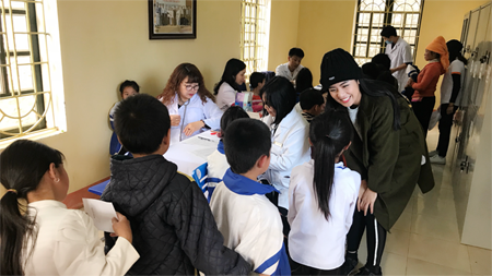 Cùng Hoa hậu Ngọc Hân thiện nguyện nơi lũ quét cuốn kinh hoàng ảnh 11