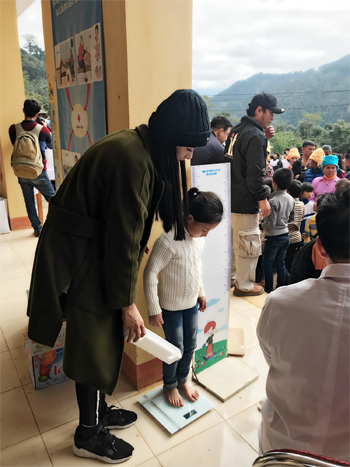 Cùng Hoa hậu Ngọc Hân thiện nguyện nơi lũ quét cuốn kinh hoàng ảnh 12