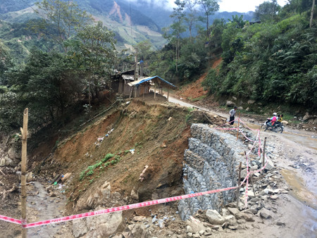 Cùng Hoa hậu Ngọc Hân thiện nguyện nơi lũ quét cuốn kinh hoàng ảnh 2