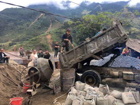 Cùng Hoa hậu Ngọc Hân thiện nguyện nơi lũ quét cuốn kinh hoàng ảnh 3