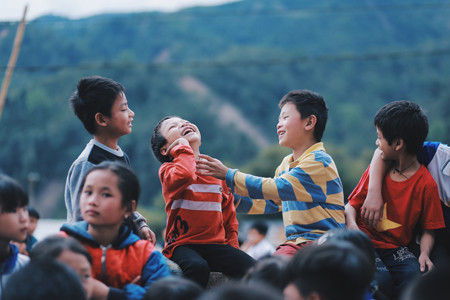 Cùng Hoa hậu Ngọc Hân thiện nguyện nơi lũ quét cuốn kinh hoàng ảnh 13