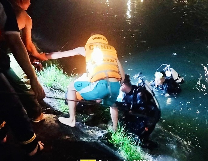 Đưa thi thể nạn nhân lên bờ