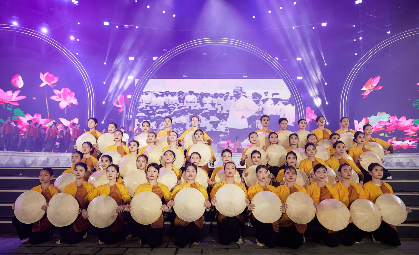 Chương trình nghệ thuật thu hút đông đảo nhân dân, du khách Chương trình nghệ thuật thu hút đông đảo nhân dân, du khách