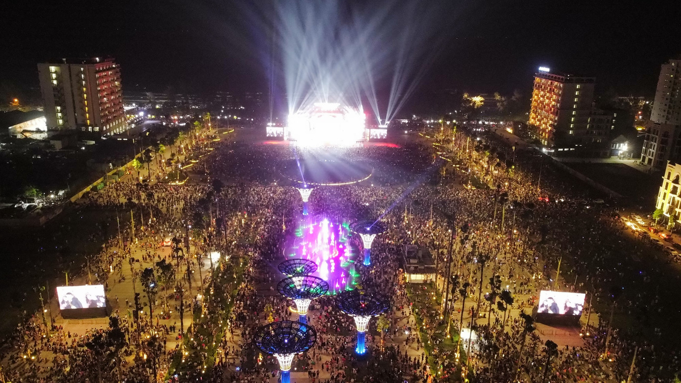 Đông đảo nhân dân và du khách tham dự buổi lễ. Đông đảo nhân dân và du khách tham dự buổi lễ.