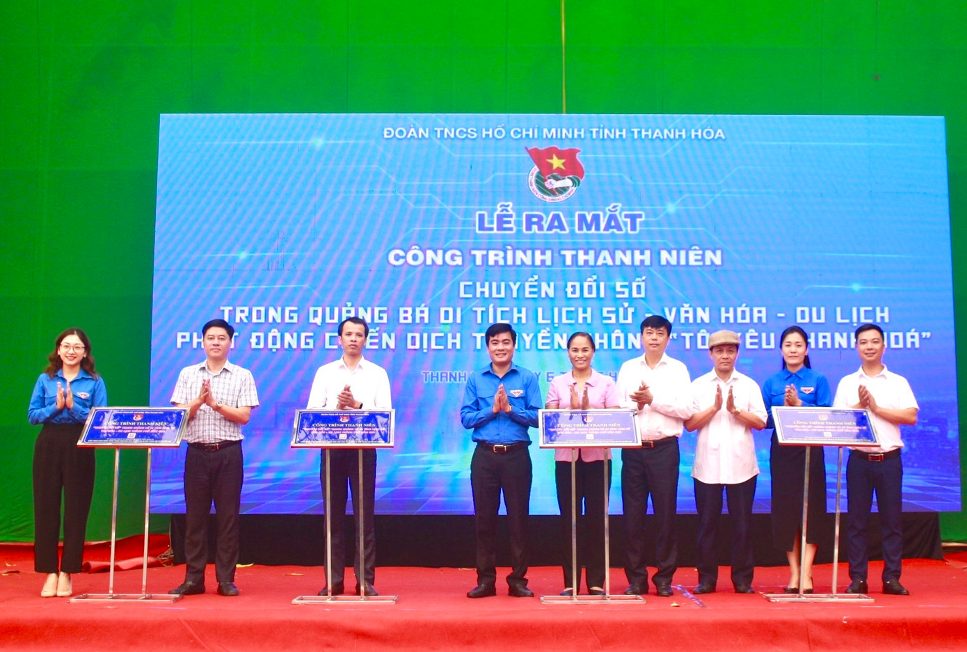 Các đại biểu tham dự lễ ra mắt công trình thanh niên chuyển đổi số