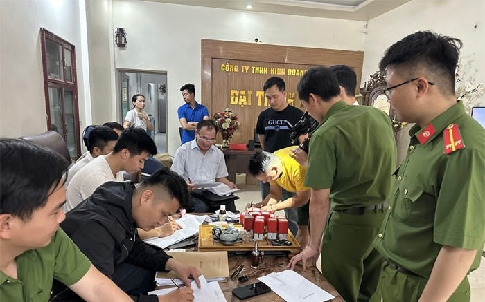 Lực lượng chức năng khám xét Văn phòng Công ty TNHH kinh doanh tài chính Đại Thịnh Phát Lực lượng chức năng khám xét Văn phòng Công ty TNHH kinh doanh tài chính Đại Thịnh Phát