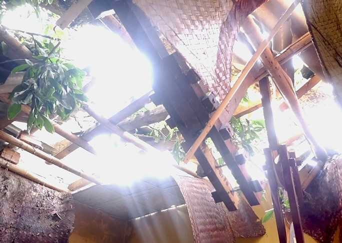 Có khoảng 30 ngôi nhà, hạng mục trường học tại xã Yên Nhân bị tốc mái do lốc xoáy kèm mưa đá.