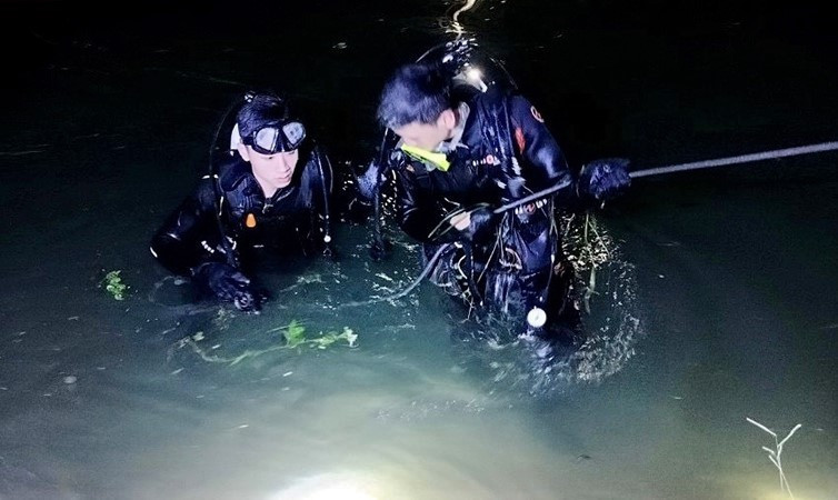 Hiện trường lực lượng chức năng tìm kiếm thi thể cháu bé trong đêm.