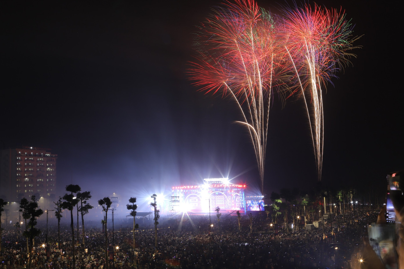 Chương trình buổi lễ khép lại bằng màn bắn pháo hoa lung linh, rực rỡ sắc màu. Chương trình buổi lễ khép lại bằng màn bắn pháo hoa lung linh, rực rỡ sắc màu.