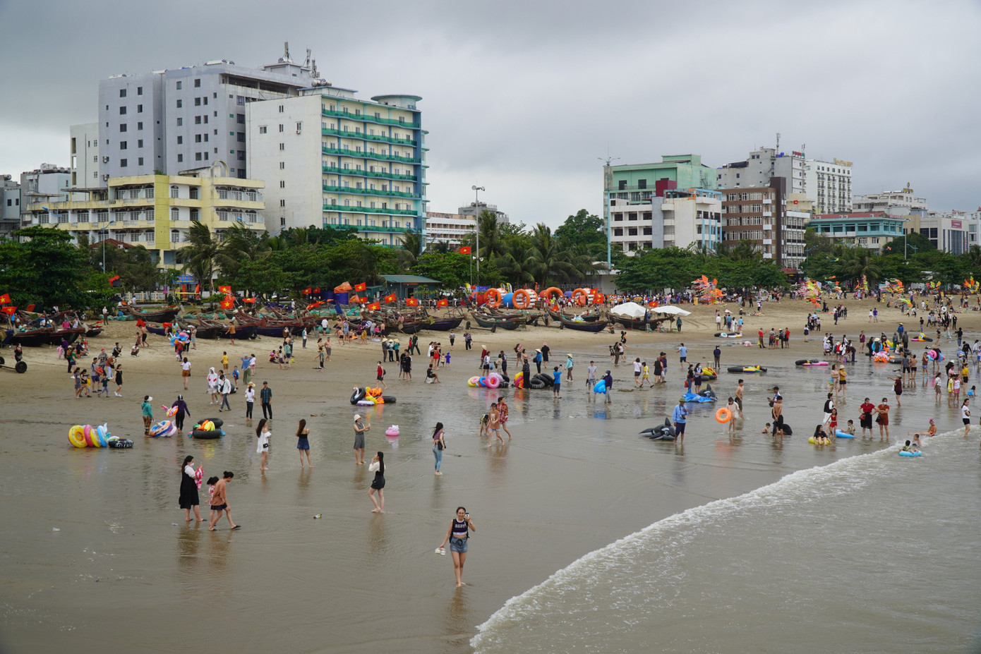 Trong khi đó, tại TP Sầm Sơn (cách TP Thanh Hoá hơn 10 km), sau ngày đầu tiên của kỳ nghỉ lễ thưa vắng khách do thời tiết có mưa, se lạnh, đông đảo du khách trong và ngoài tỉnh đã trở lại Sầm Sơn để nghỉ ngơi, tắm biển.