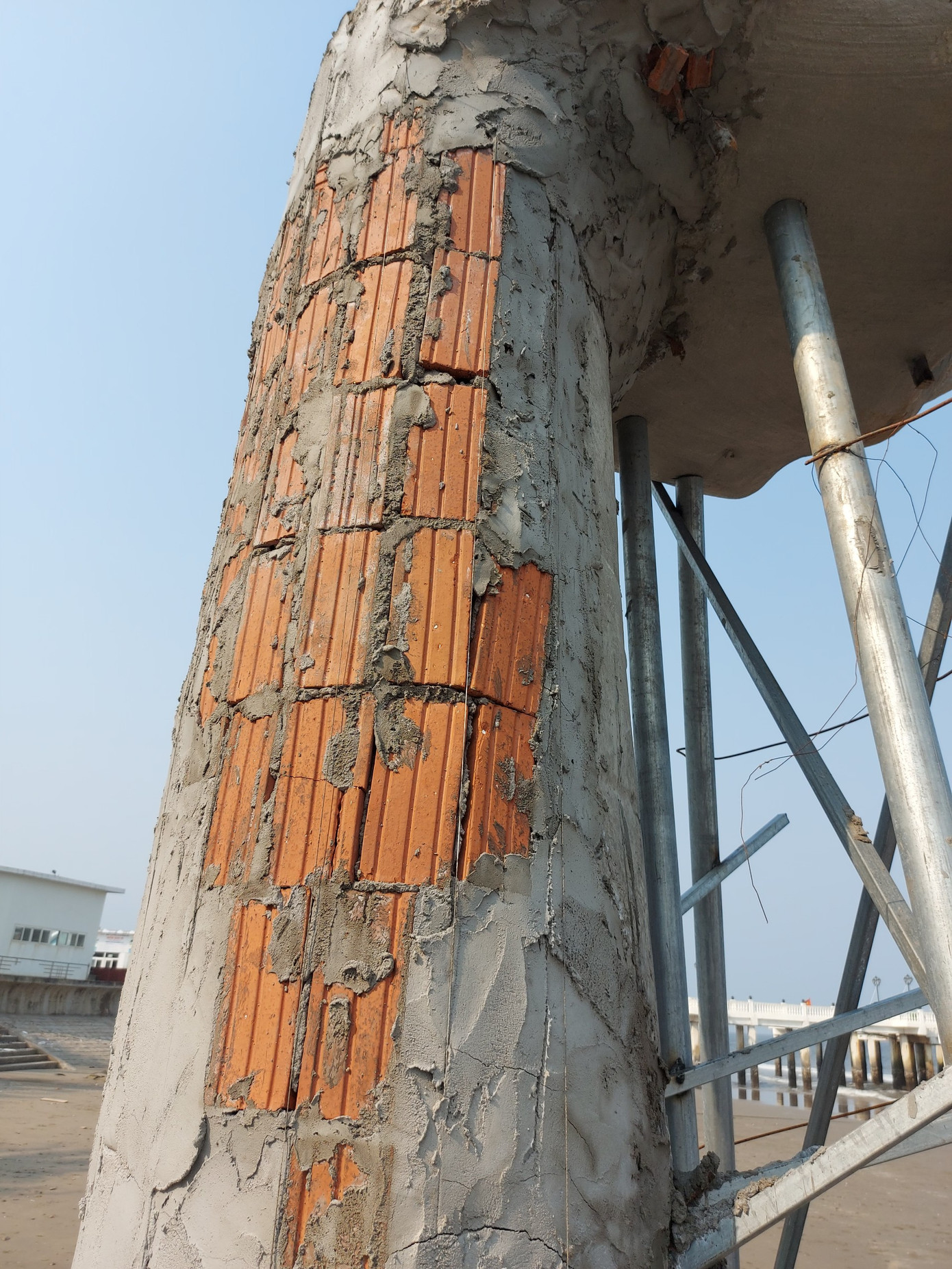 Các trụ bê tông được thiết kế, xây dựng bằng gạch, xi măng cốt thép...