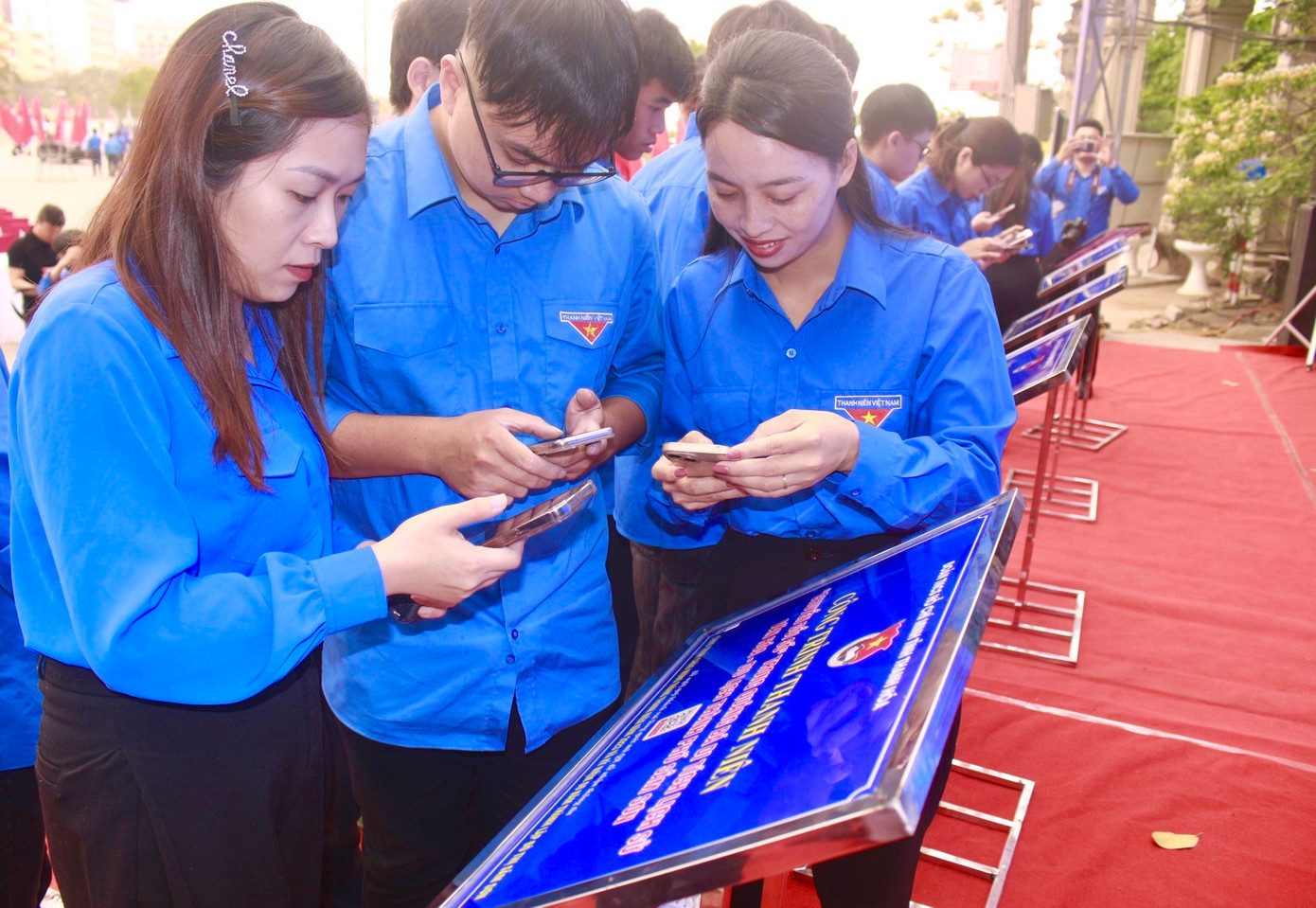 Đoàn viên thanh niên, đại biểu trải nghiệm tích hợp thông tin trong lễ ra mắt.