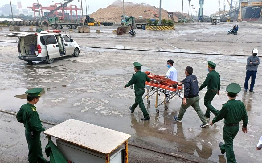 Lực lượng chức năng đưa các thuyền viên đi cấp cứu Lực lượng chức năng đưa các thuyền viên đi cấp cứu