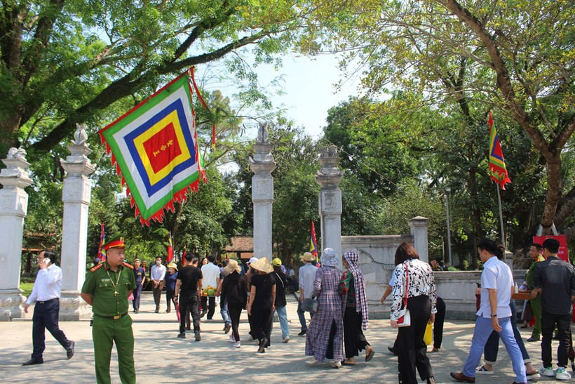 Đông đảo nhân dân và du khách về tham dự lễ hội.