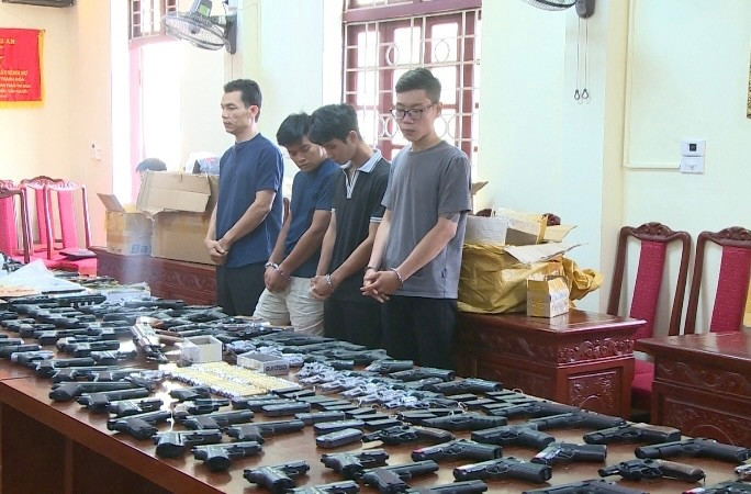 Các đối tượng liên quan và tang vật vụ án.