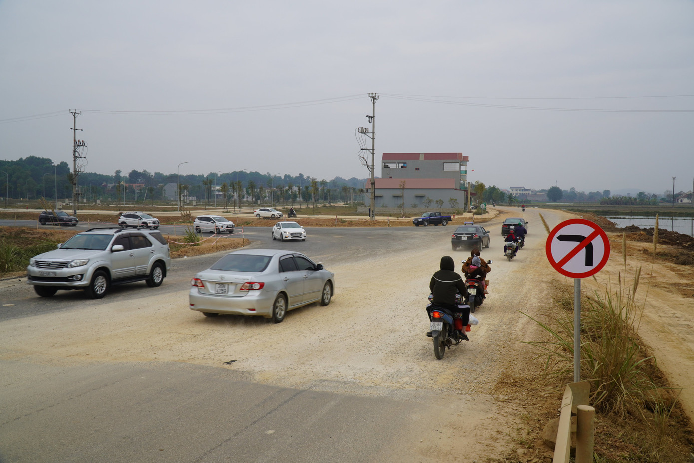 Các biển chỉ báo, chỉ dẫn ra, vào tại các nút giao cao tốc Bắc - Nam, đoạn qua địa bàn tỉnh Thanh Hóa đang được hoàn thiện.