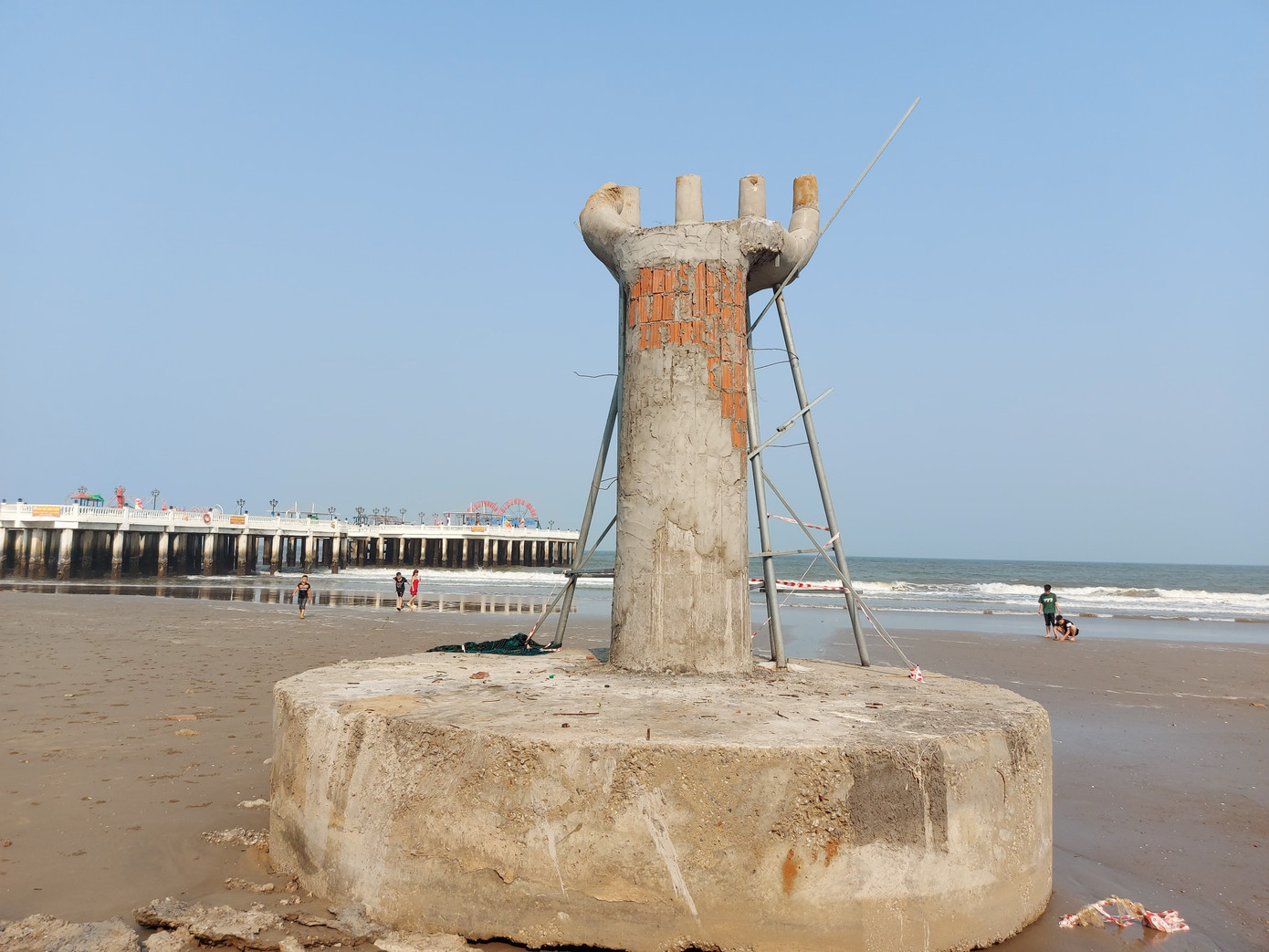 Theo lực lượng chức năng cho biết, các trụ bê tông này sẽ là vị trí cho nhân viên quan sát, đảm bảo an toàn cho du khách tắm biển.