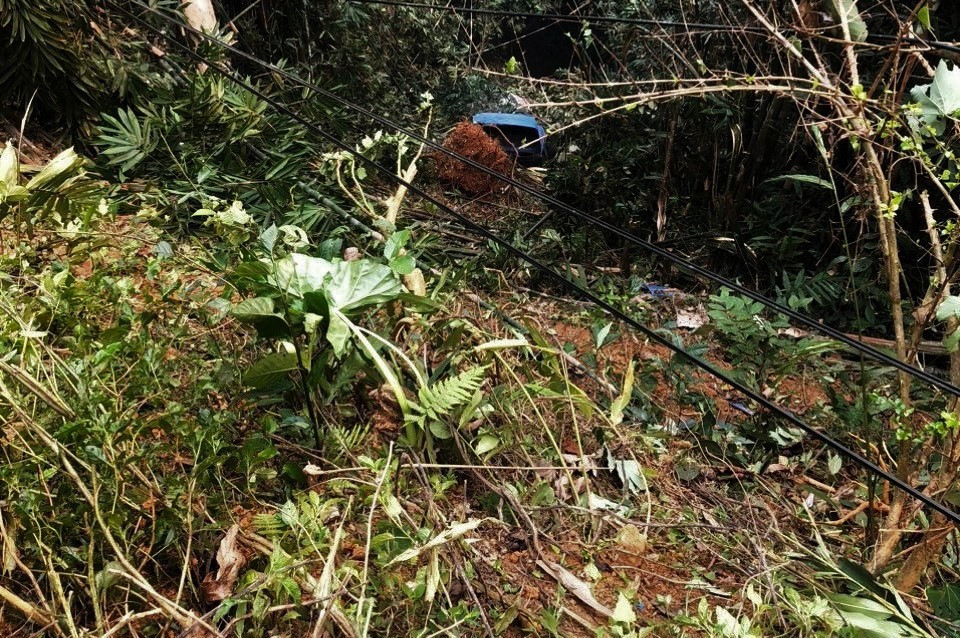 Tối 6/4, lực lượng chức năng đã đưa 2 xe từ dưới vực lên. Ảnh: Bạn đọc