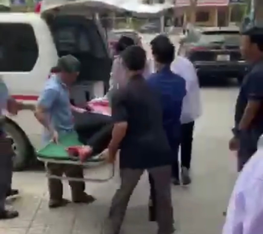 Nam sinh được đưa đi cấp cứu