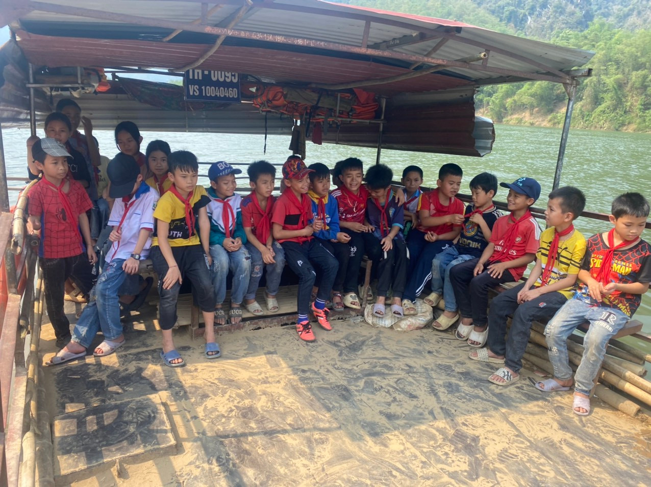 Đây là con đò duy nhất chở học sinh, người dân làng Bèo Bọt qua lại.