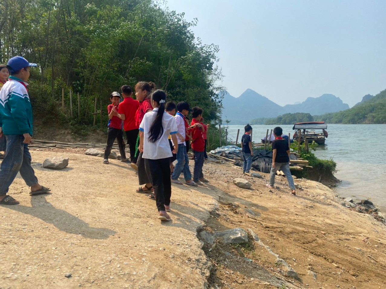 Mỗi khi mưa lũ về, học sinh làng Bèo Bọt phải nghỉ học vì ngồi đò qua sông nguy hiểm.