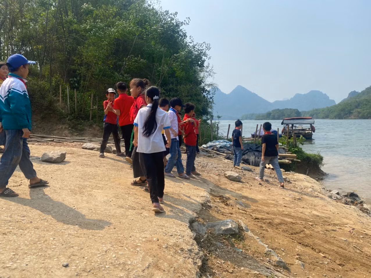Mỗi khi mưa lũ về, học sinh làng Bèo Bọt phải nghỉ học vì ngồi đò qua sông nguy hiểm.