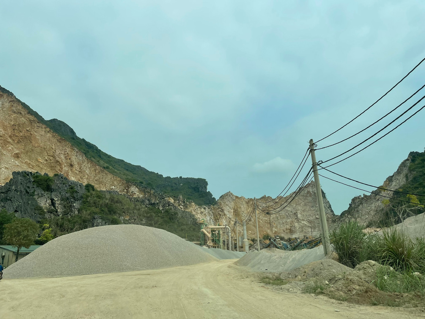 Mỏ khai thác đá tại xã Hoàng Sơn, huyện Quảng Xương.