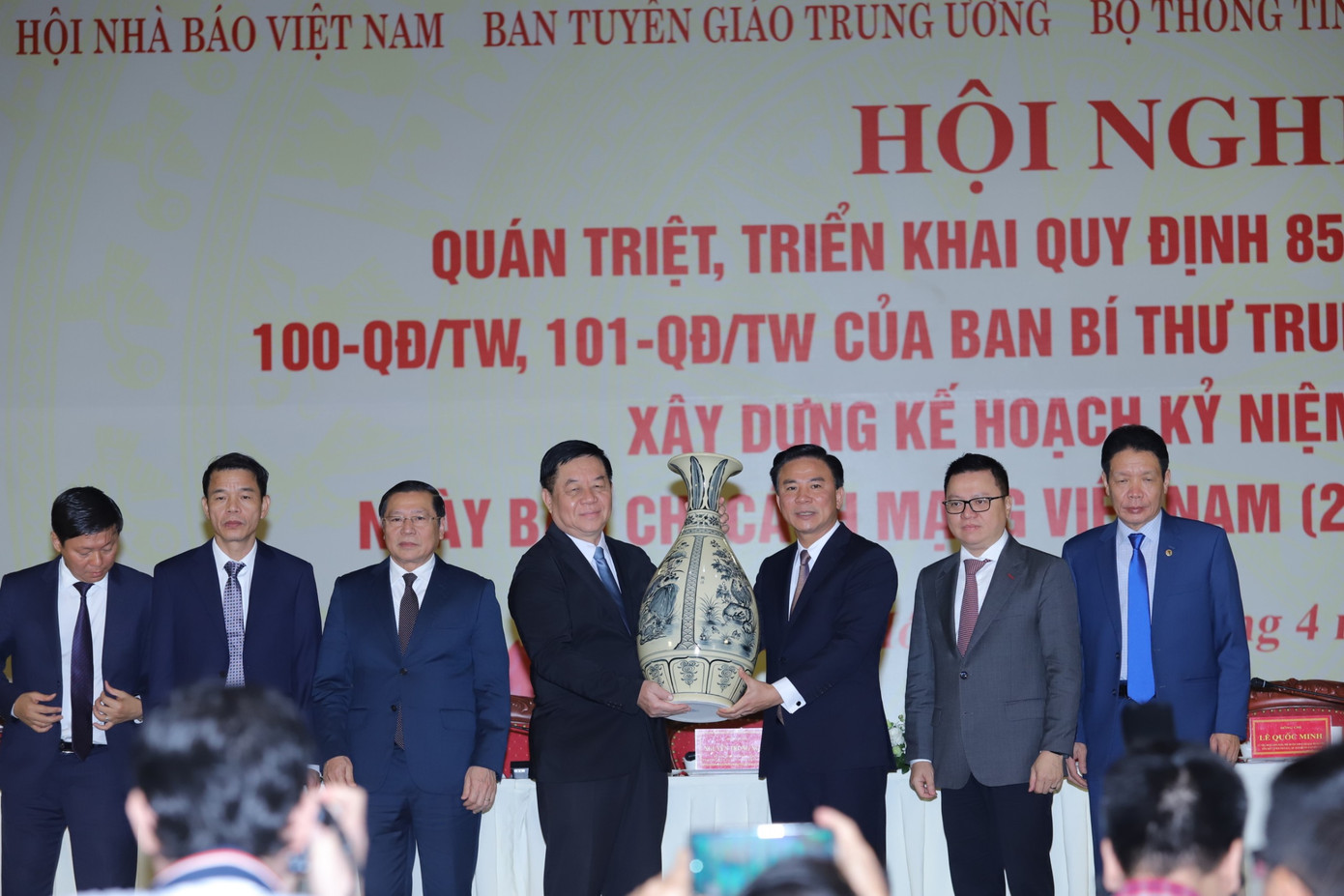 Bí thư Tỉnh uỷ Thanh Hoá Đỗ Trọng Hưng nhận quà lưu niệm từ Trưởng Ban Tuyên giáo Trung ương Nguyễn Trọng Nghĩa. Bí thư Tỉnh uỷ Thanh Hoá Đỗ Trọng Hưng nhận quà lưu niệm từ Trưởng Ban Tuyên giáo Trung ương Nguyễn Trọng Nghĩa.