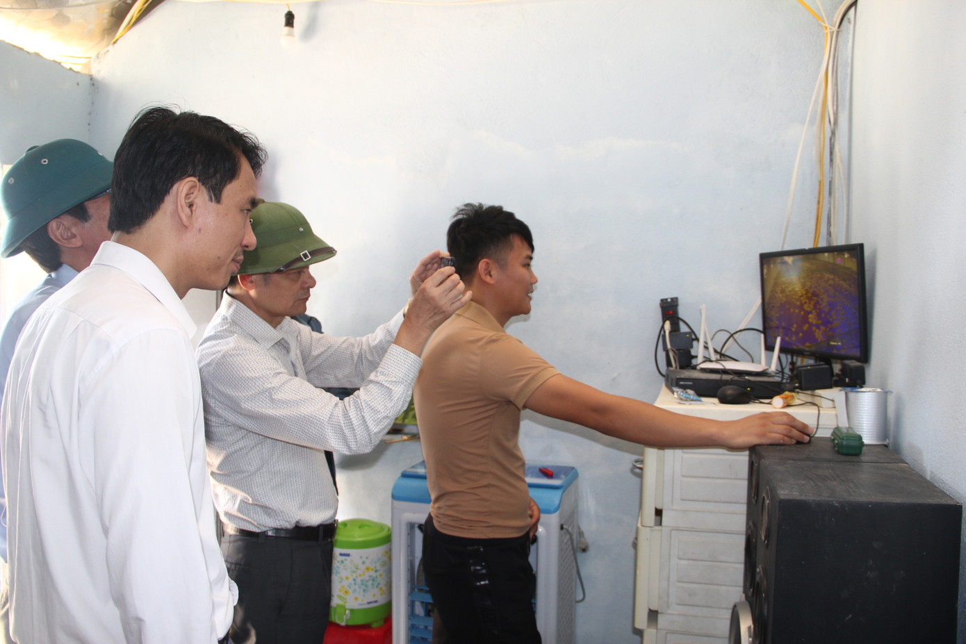 Lâm giới thiệu về mô hình trang trại gà hiện đại của gia đình mình.