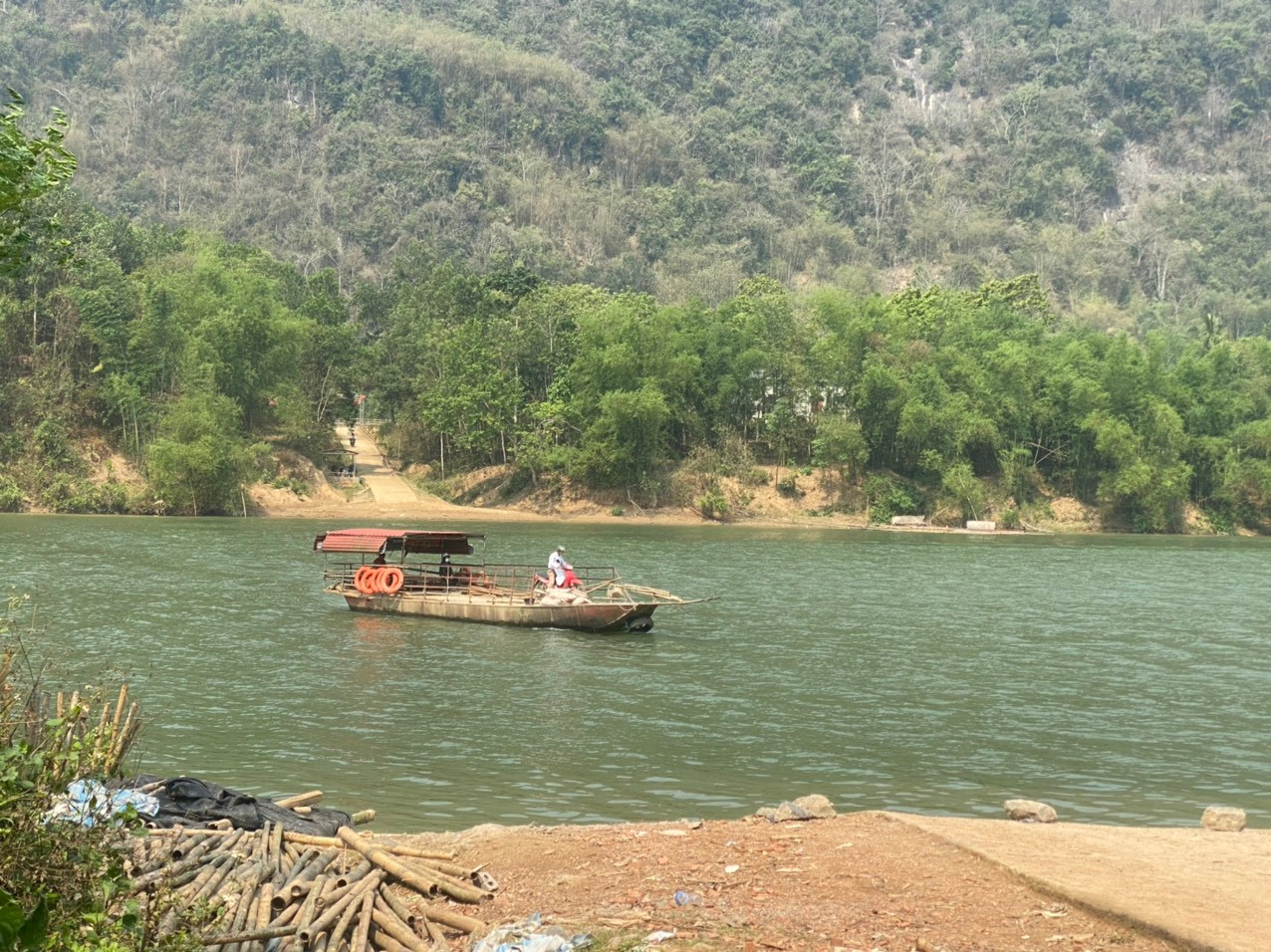 Người dân Bèo Bọt nhiều năm qua gửi niềm mong mỏi tới chính quyền địa phương, các cấp đầu tư xây cầu, tạo điều kiện cho việc học tập, giao thương...