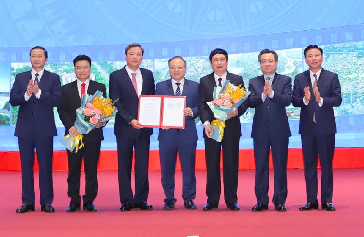 Thừa ủy quyền của Thủ tướng Chính phủ, Bộ trưởng Bộ Xây dựng Nguyễn Thanh Nghị đã trao Quyết định phê duyệt Quy hoạch chung đô thị Thanh Hóa của Thủ tướng Chính phủ cho lãnh đạo TP. Thanh Hóa và huyện Đông Sơn. Các đồng chí: Đỗ Trọng Hưng, Bí thư Tỉnh ủy, Chủ tịch HĐND tỉnh; Đỗ Minh Tuấn, Chủ tịch UBND tỉnh đã tặng hoa chúc mừng TP. Thanh Hóa và huyện Đông Sơn.