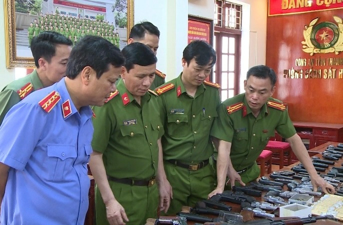 Đại tá Dương Văn Tiến (thứ 2 từ trái qua), Phó Giám đốc, Thủ trưởng Cơ quan CSĐT Công an tỉnh Thanh Hóa chỉ đạo điều tra, mở rộng vụ án để xử lý nghiêm các đối tượng theo quy định của pháp luật.