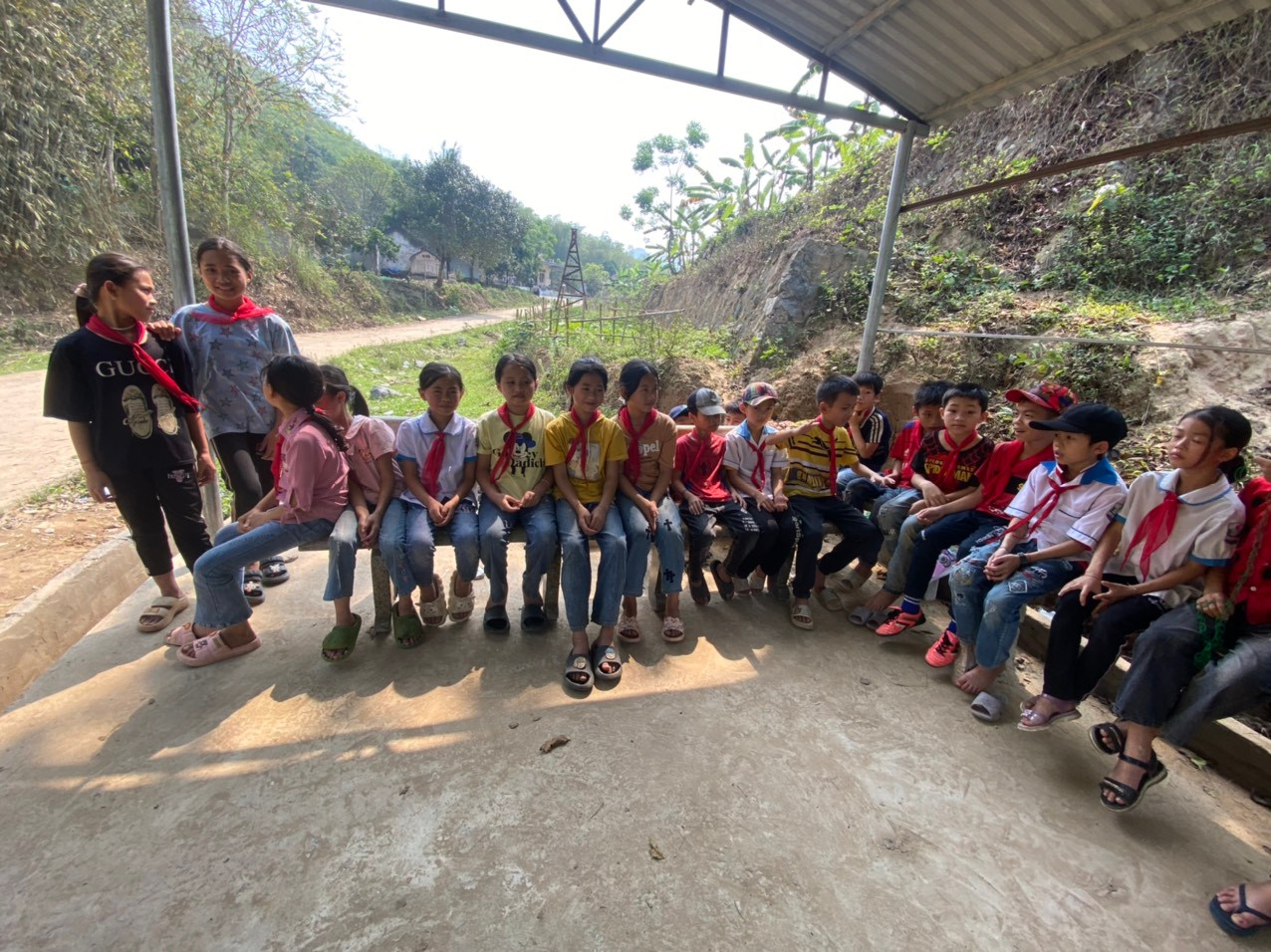 Hơn 80 học sinh các bậc học ở làng Bèo Bọt hàng ngày qua sông bằng đò ngang.