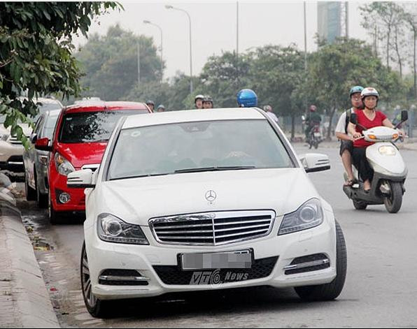 Xe Mercedes và nhiều ô tô đắt tiền đỗ trước cổng trường thi sẵn sàng chờ sĩ tử bước ra