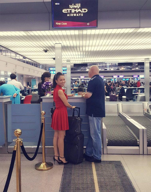 Thu Minh tiễn chồng đi nước ngoài giữa scandal nợ ảnh 1