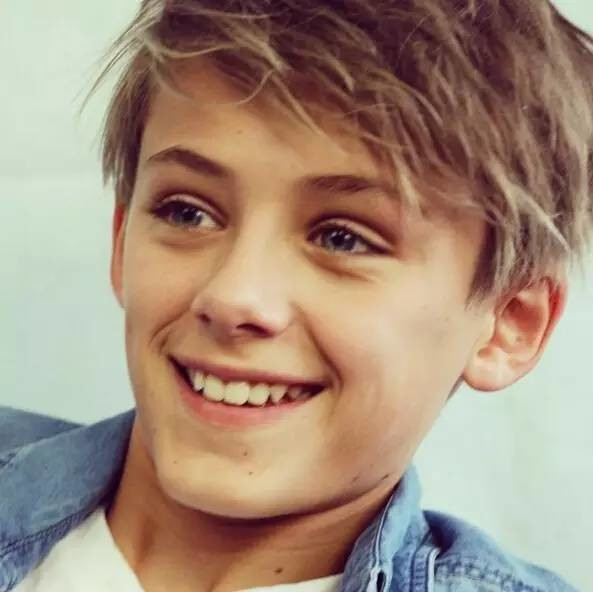 Dân mạng ‘sôi sục’ săn tìm hotboy 12 tuổi đẹp trai như tài tử ảnh 2