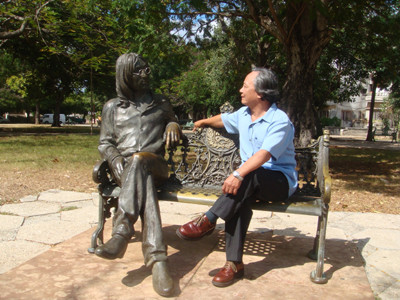 Tác giả và bức tượng đồng tại thiên đường trong mơ . Ảnh: C.T.V Tác giả và bức tượng đồng tại thiên đường trong mơ