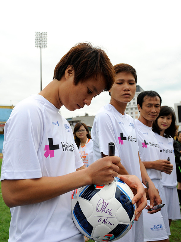 Nữ cầu thủ Minh Nguyệt, Ngọc Châm “so giày” cùng nam nghệ sỹ ảnh 6